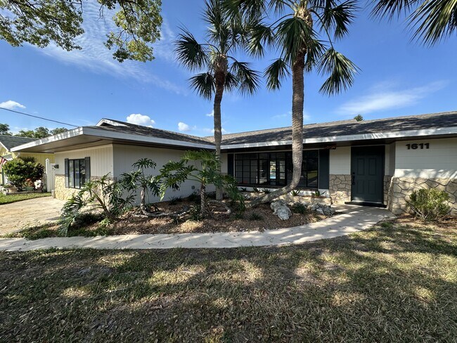 1611 Canal Ct in Tavares, FL - Building Photo - Building Photo