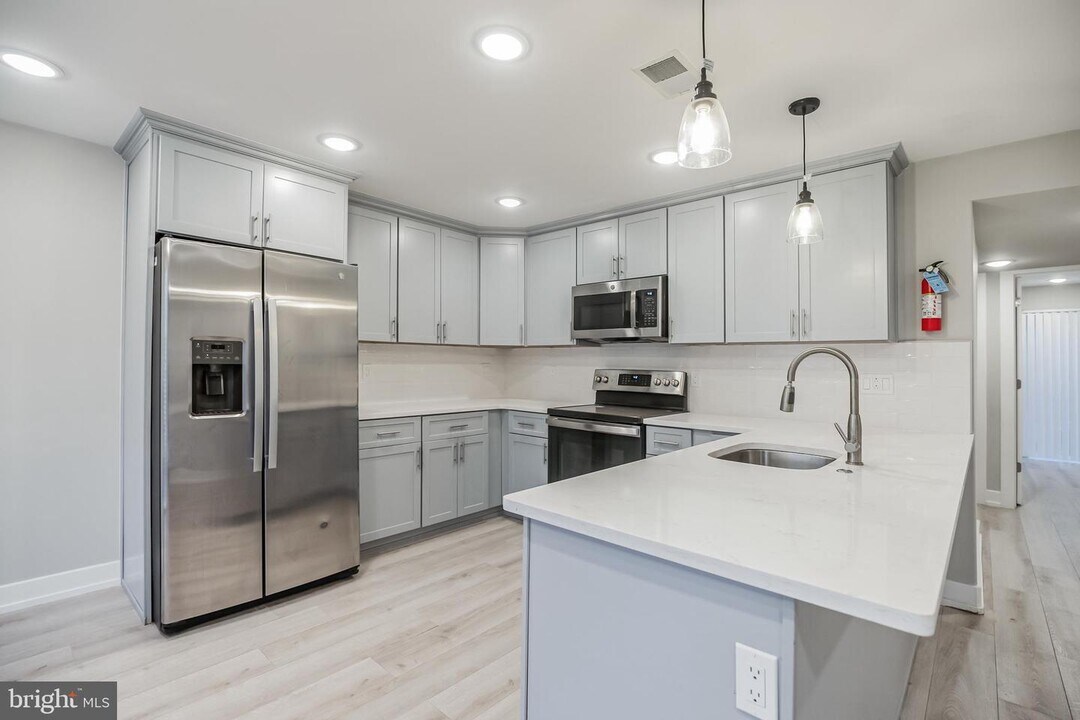 2408 N Mascher St-Unit -B in Philadelphia, PA - Building Photo