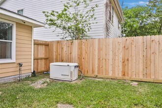 1311 N Diamondhead Blvd in Crosby, TX - Building Photo - Building Photo