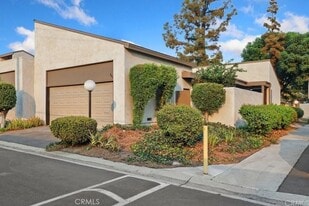 442 N Vía Porto in Anaheim, CA - Building Photo