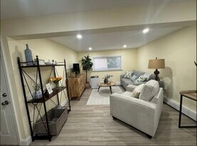 9 Collingswood Dr in Shirley, NY - Building Photo