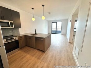 199 Gardner St, Unit 401 in Boston, MA - Foto de edificio - Building Photo