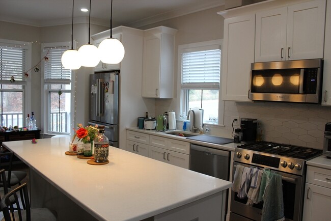 153 Foster St, Unit 1 in Boston, MA - Building Photo - Building Photo