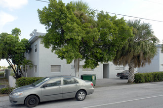 1105 W 71st Pl in Hialeah, FL - Foto de edificio - Building Photo