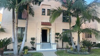 739 S Chevy Chase Dr, Unit 739-12 in Glendale, CA - Building Photo