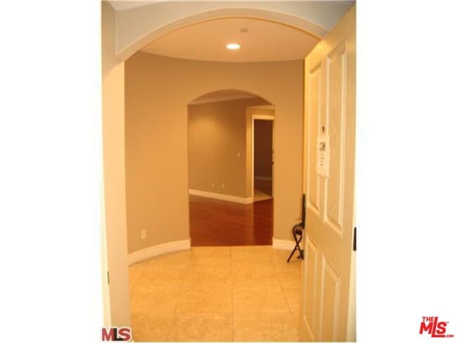 1135 Rexford Dr in Los Angeles, CA - Building Photo - Building Photo