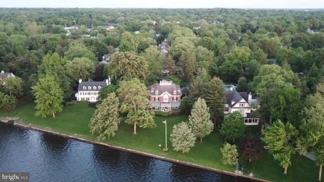 605 Bank Ave in Riverton, NJ - Foto de edificio - Building Photo