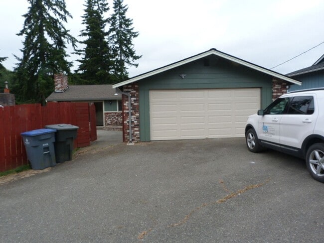 1515 W 13th St in Port Angeles, WA - Foto de edificio - Building Photo