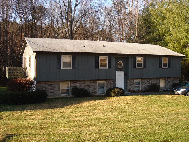 2138 Howard Gap Rd in Hendersonville, NC - Building Photo - Building Photo