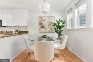 2086 Lake Audubon Ct in Reston, VA - Building Photo