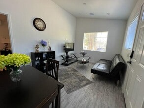 6921 Lena Ave in West Hills, CA - Foto de edificio - Building Photo