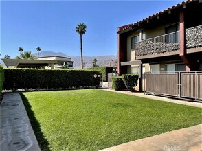 51080 Eisenhower Dr in La Quinta, CA - Foto de edificio - Building Photo