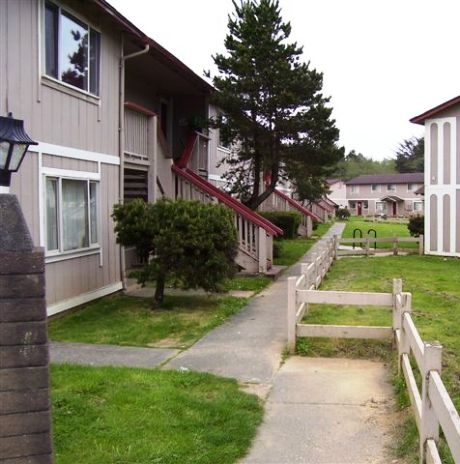 Totem Villa in Crescent City, CA - Building Photo