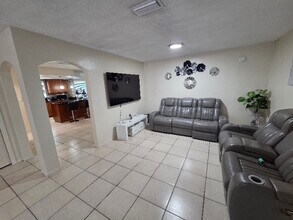 9935 Marlinton Ln in Port Richey, FL - Building Photo - Building Photo