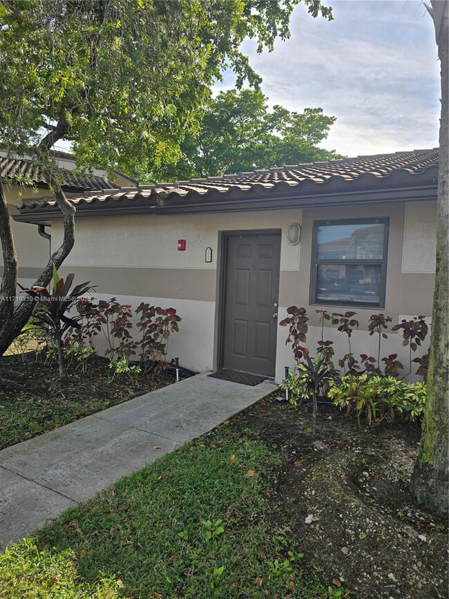 9942 Nob Hill Ln in Sunrise, FL - Building Photo - Building Photo