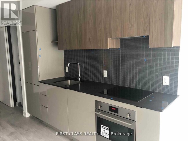 161-161 Roehampton Ave in Toronto, ON - Building Photo - Building Photo