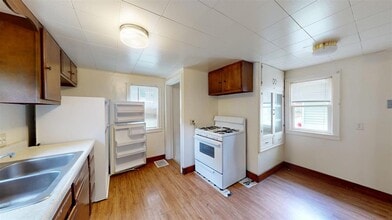 721 5th St NE in Minot, ND - Foto de edificio - Building Photo