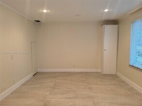 7516 E Treasure Dr in North Bay Village, FL - Building Photo - Building Photo