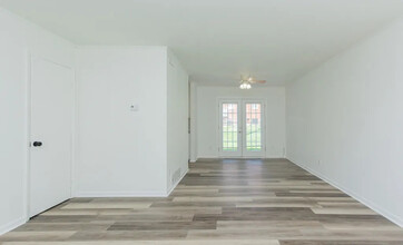Room in Apartment on Greenbriar Rd in Greensboro, NC - Building Photo - Building Photo