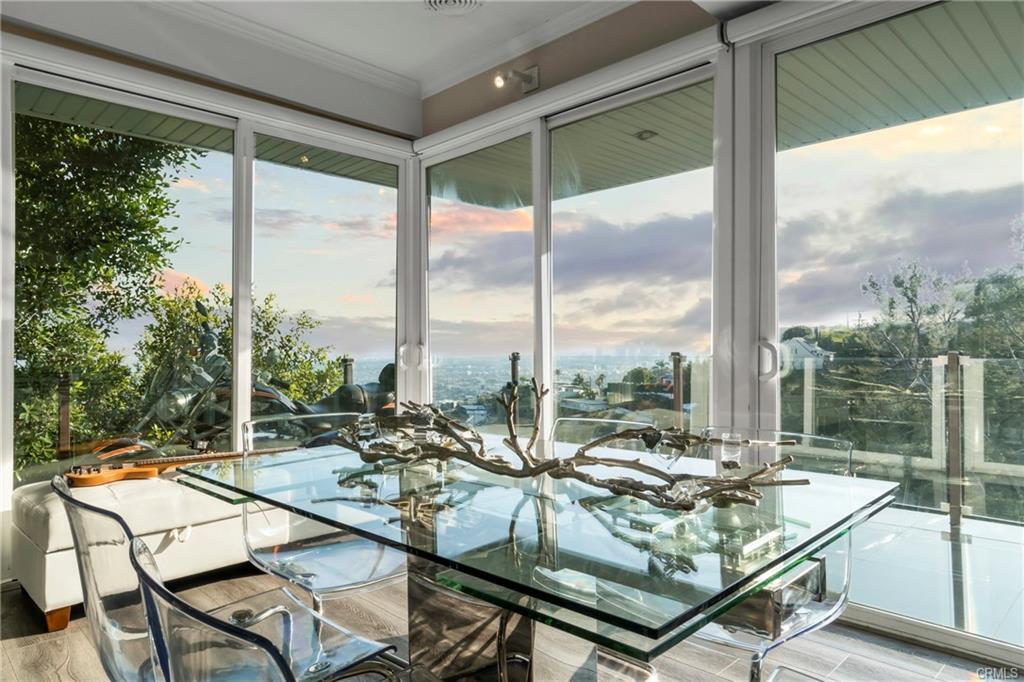 1737 Sunset Plaza Dr in Los Angeles, CA - Building Photo