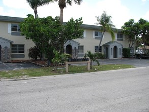 Warwick Circle Apartments in Ft. Myers, FL - Building Photo - Building Photo