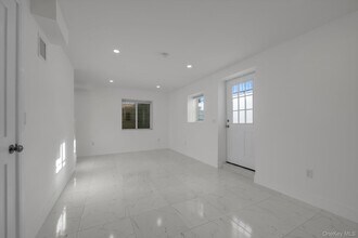 One Manhasset Ave in Manorhaven, NY - Building Photo - Building Photo