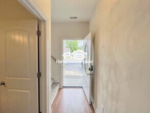 1713 Sparrow Rd in Chesapeake, VA - Foto de edificio - Building Photo