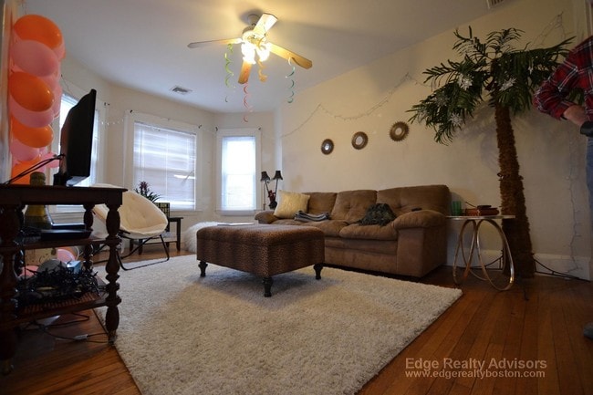 209 Chestnut Hill Ave, Unit 3 in Boston, MA - Foto de edificio - Building Photo