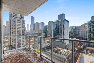303 W Ohio St, Unit 3306 in Chicago, IL - Building Photo - Building Photo