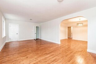 7136 Amherst Ave in University City, MO - Building Photo