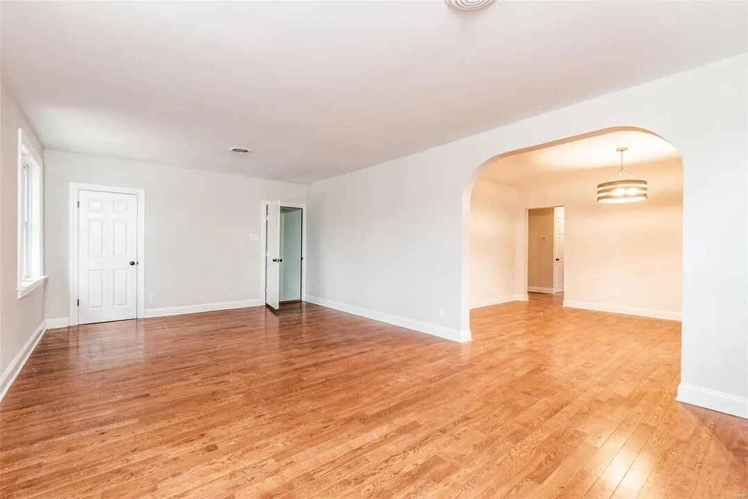 7136 Amherst Ave in University City, MO - Building Photo