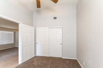 932 Clubview Dr in Henderson, NV - Foto de edificio - Building Photo