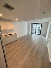 45 SW 9th St, Unit 3407 in Miami, FL - Foto de edificio - Building Photo