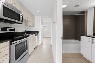 910 West Ave, Unit 0231 in Miami Beach, FL - Building Photo - Building Photo