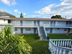 5112 Hollywood Blvd in Hollywood, FL - Building Photo - Building Photo