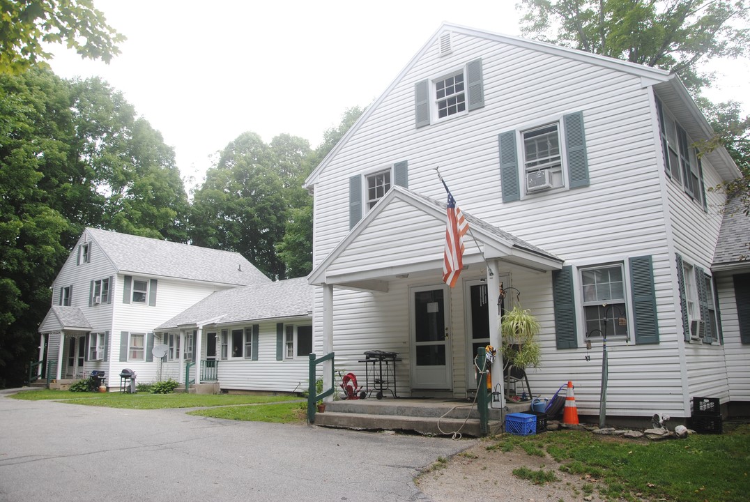 59 E Arlington Rd in Arlington, VT - Building Photo