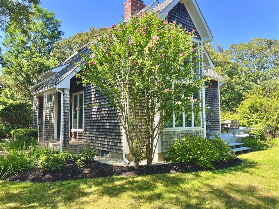11 High Meadow Ln in Oak Bluffs, MA - Building Photo