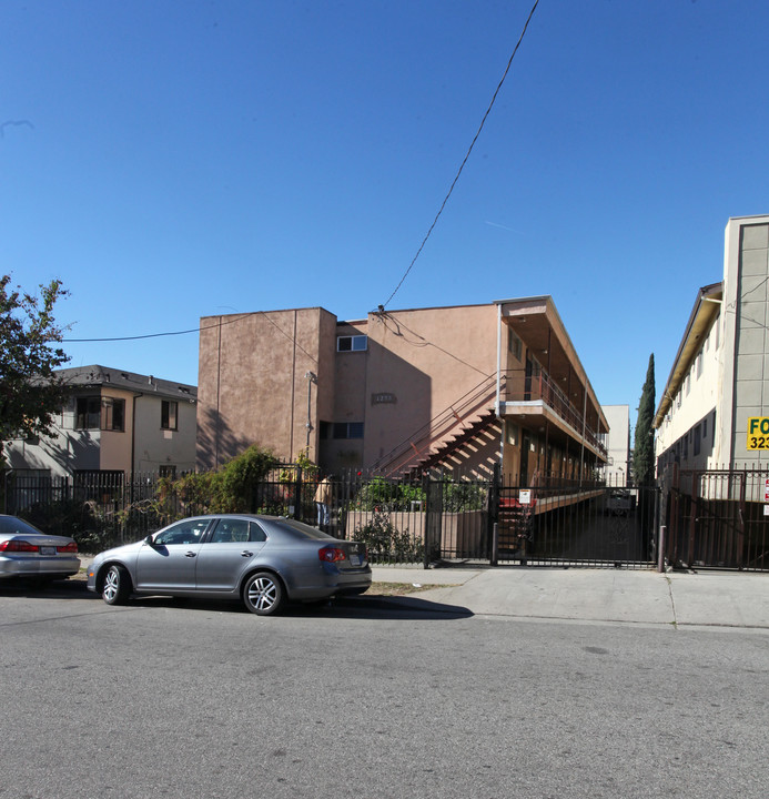 1233 N New Hampshire Ave in Los Angeles, CA - Building Photo