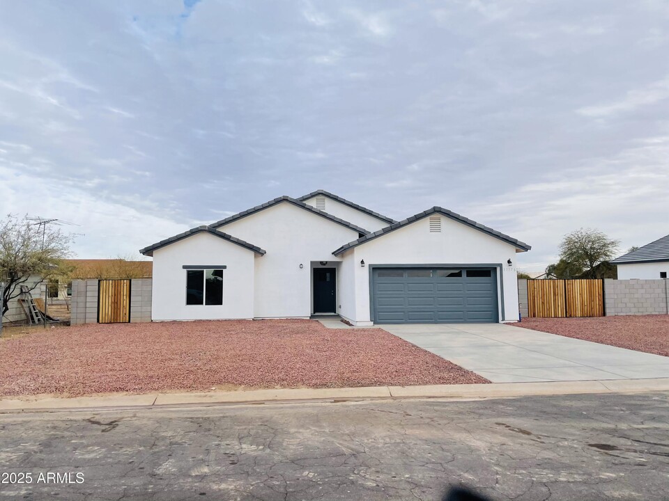 11166 Cambria Cir in Arizona City, AZ - Building Photo