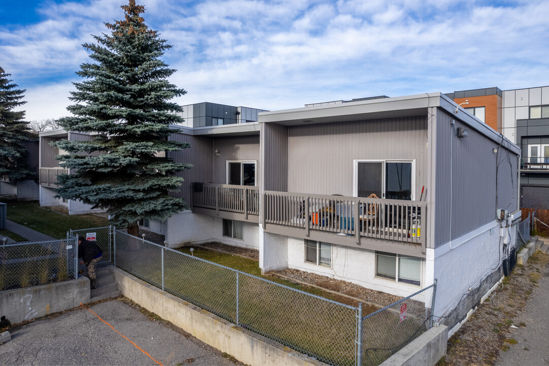 459 Huntsville Cres NW in Calgary, AB - Building Photo