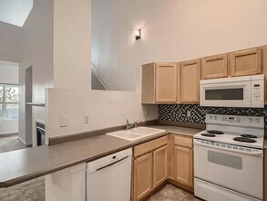 18332 E Flora Dr in Aurora, CO - Building Photo - Building Photo