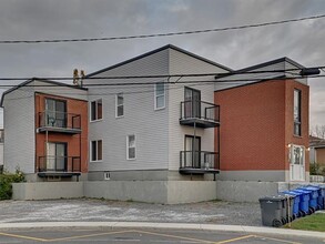 120 Sainte-Rose Boul E in Laval, QC - Building Photo - Building Photo