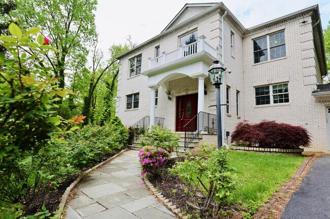 1310 Forestwood Dr in McLean, VA - Building Photo - Building Photo