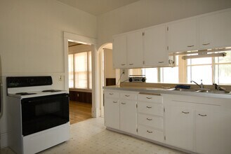 221 E Cache La Poudre St in Colorado Springs, CO - Building Photo - Building Photo