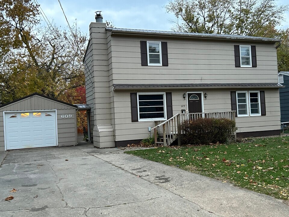 609 E 14th St N in Newton, IA - Building Photo
