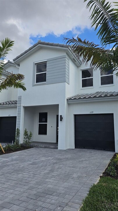 129 SW 184th Ave in Pembroke Pines, FL - Building Photo