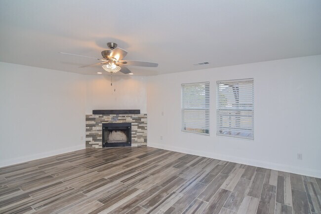 101 Rein Dance Ln in Owens Cross Roads, AL - Foto de edificio - Building Photo