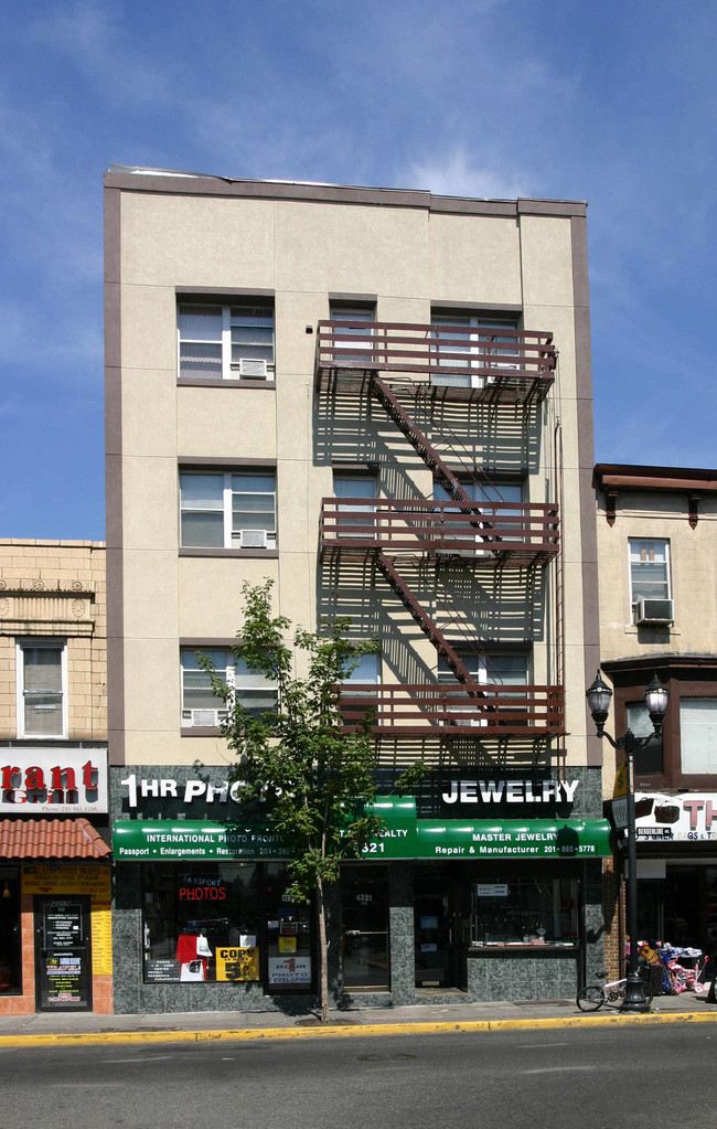 4321-4323 Bergenline Ave in Union City, NJ - Building Photo - Building Photo