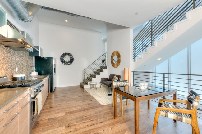 R1 Living Townhouses in Los Angeles, CA - Foto de edificio - Building Photo