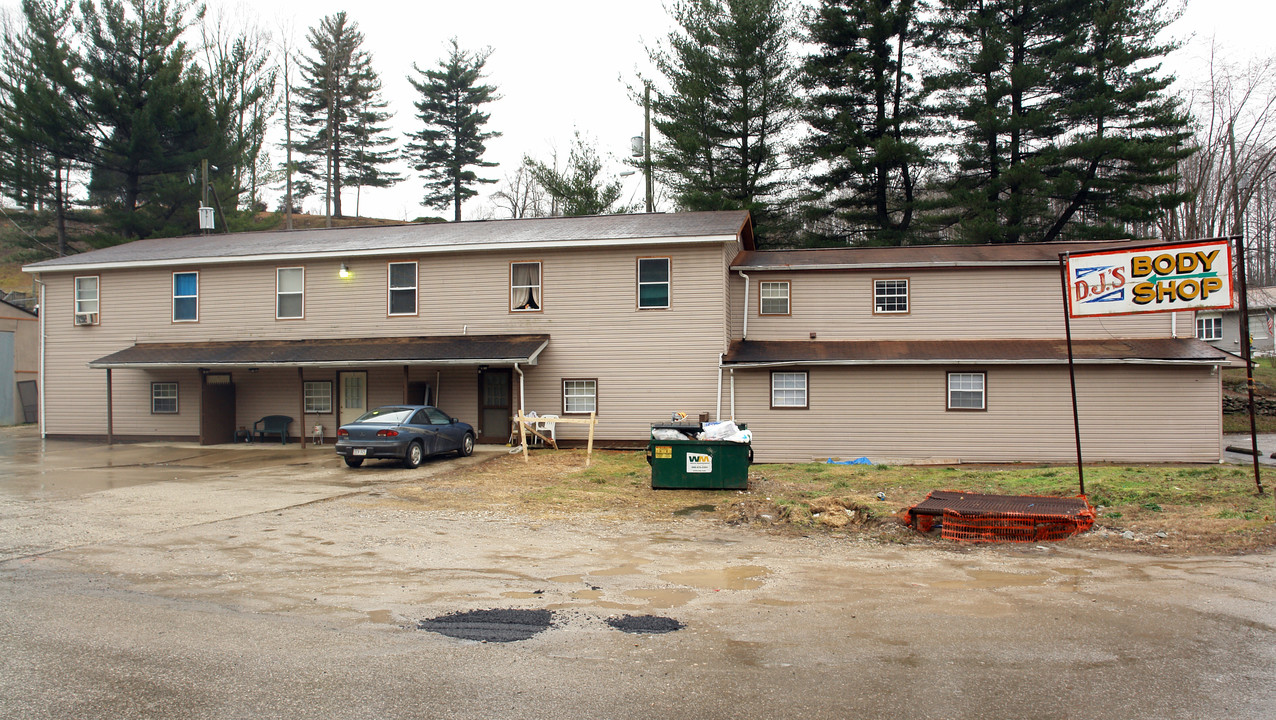 20 Pigeon Roost Rd in Chapmanville, WV - Building Photo